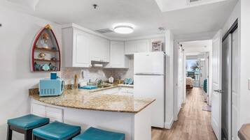 Frigorifero, microonde, piano cottura, macchina per tè/caffè