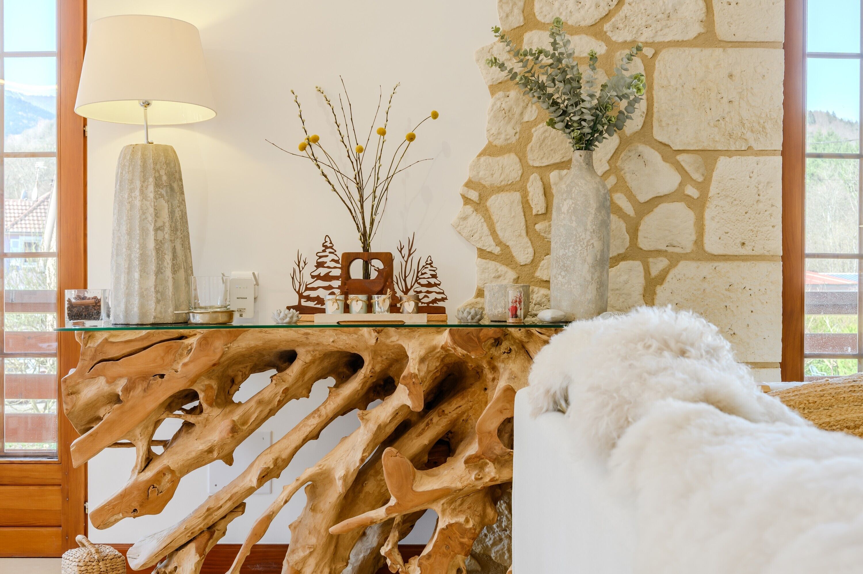 Tabla de planchar con plancha, wifi, ropa de cama