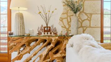 Tabla de planchar con plancha, wifi, ropa de cama