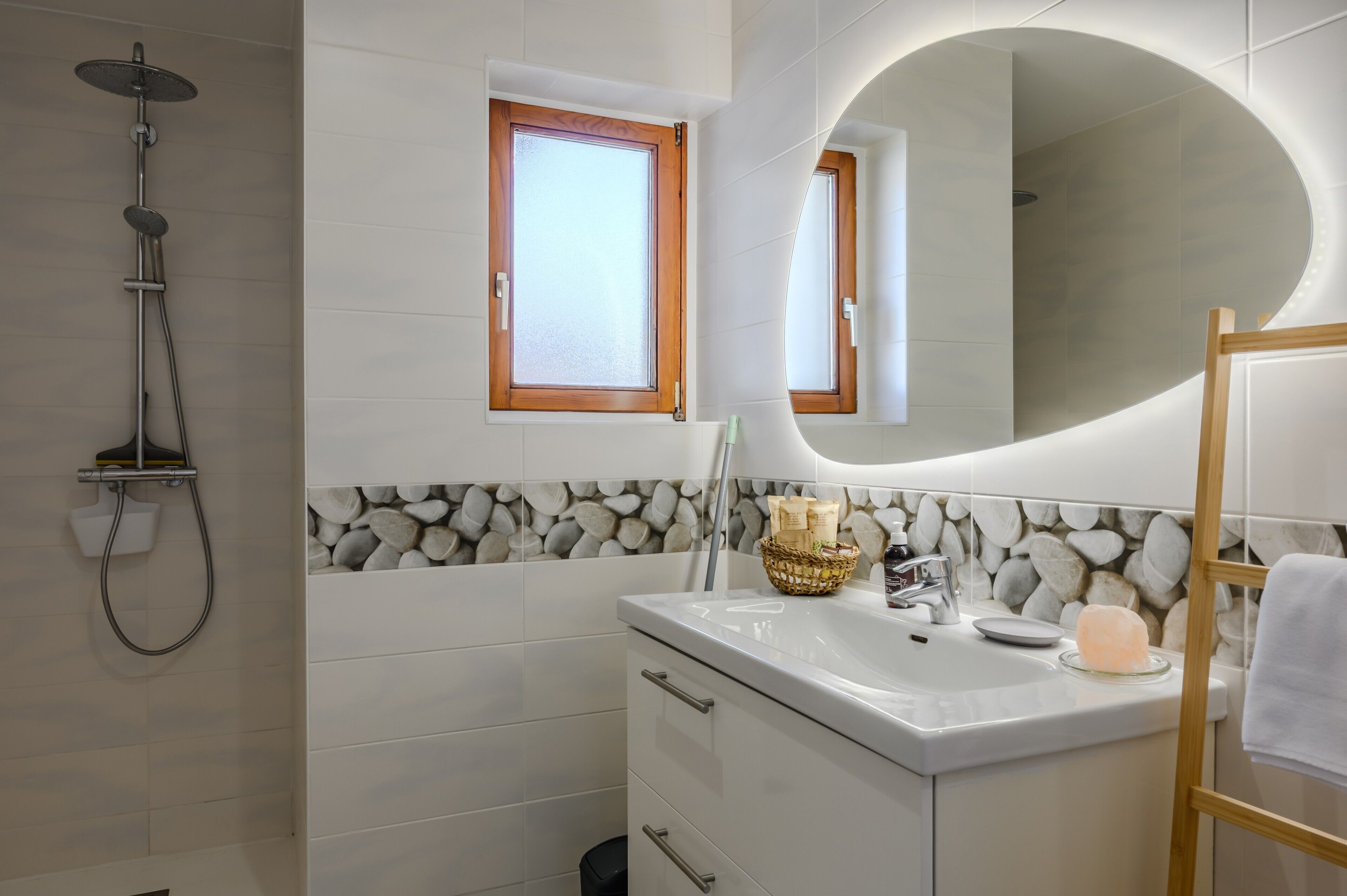 Regadera y secadora de cabello 