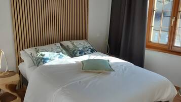 Iron/ironing board, WiFi, bed sheets