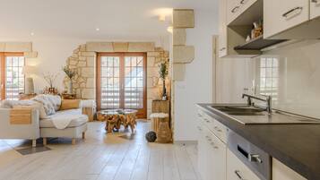 Frigorífico, microondas, horno y placa de cocina