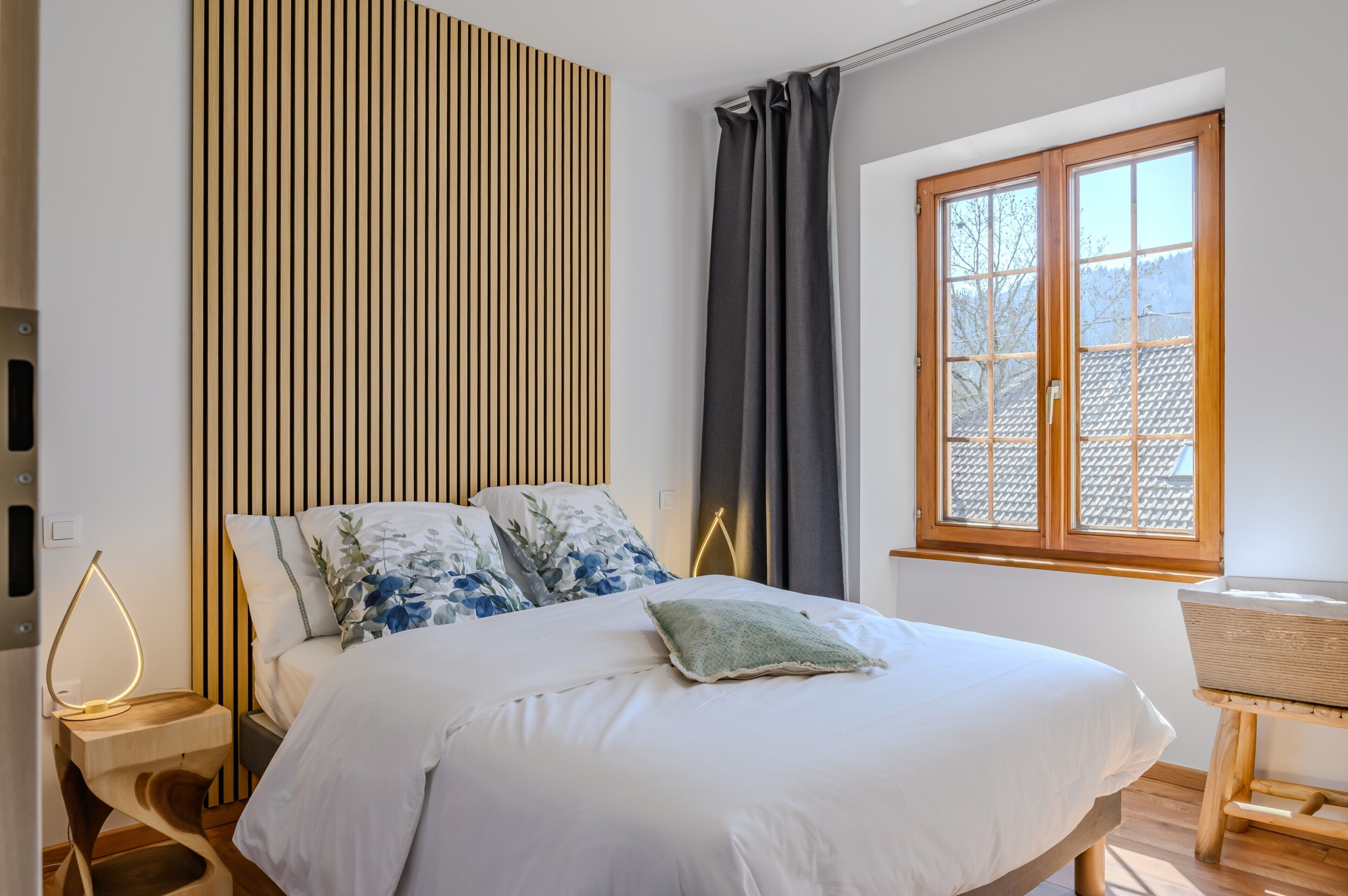 Tabla de planchar con plancha, wifi y ropa de cama 