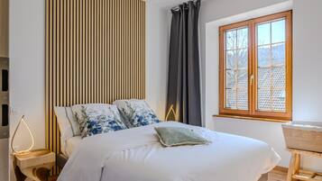 Tabla de planchar con plancha, wifi y ropa de cama