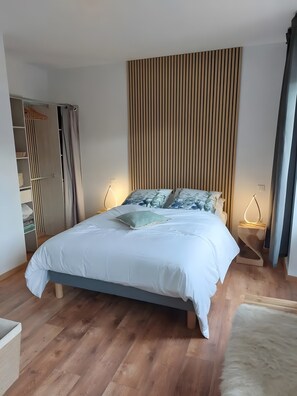 Iron/ironing board, WiFi, bed sheets