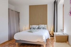 Tabla de planchar con plancha, wifi y ropa de cama 