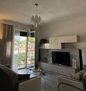TV - Elegant modern apartment in the heart of Chianti, ideal for exclusive relaxation (Gaiole In Chianti)