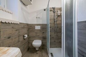 Shower, bidet, towels - GuestHost - Cozy 35 sqm apartment, perfect for four people, located on the ground floor of a building (access via one step).The property is located in Visgnola, a quiet village near Bellagio, one of Lake Como's most popular destinations. It's well-served (Bellagio)