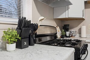 Refrigerador, horno, parrilla de estufa y cafetera y tetera 