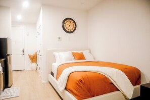 Iron/ironing board, WiFi, bed sheets - Cozy Luxe Studio in Bishop Arts (Dallas)
