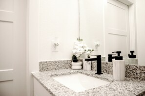 Shower, hair dryer, towels, soap - Cozy Luxe Studio in Bishop Arts (Dallas)