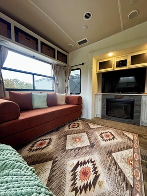 Téléviseur connecté, foyer, livres