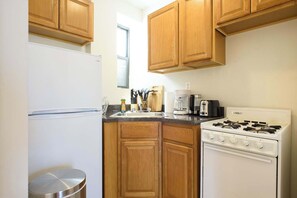 Fridge, microwave, oven, stovetop - 11-4 Renovated 1br in East Village (New York)