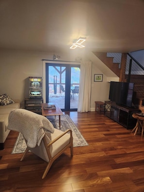 Älytelevisio, takka, kirjoja, tietokoneen näyttö