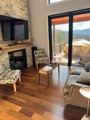 Smart TV, chimenea, libros, monitor de computadora