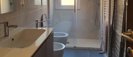 Dusche, Haartrockner, Bidet, Handtücher