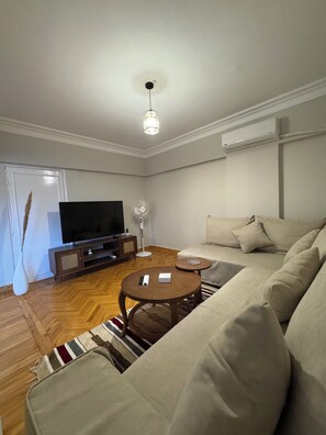 TV - Cozy 2-bedroom apartment in beautiful Maadi with AC (Maadi, Cairo)