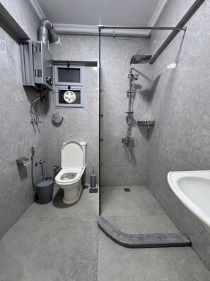 Shower, hair dryer, bidet, towels - Cozy 2-bedroom apartment in beautiful Maadi with AC (Maadi, Cairo)