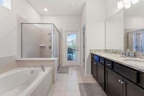 House - Stylish 6BR Home With Themed Rooms and Pool (Davenport)