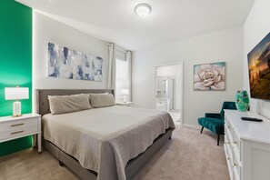 House - Stylish 6BR Home With Themed Rooms and Pool (Davenport)