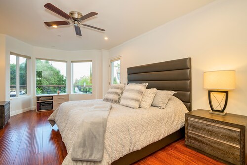 Luxury Modern Duplex + Great LA Views