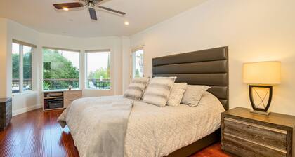 Luxury Modern Duplex + Great LA Views