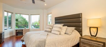 Luxury Modern Duplex + Great LA Views