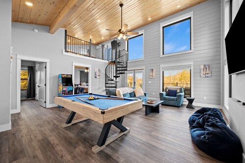 Gated Family Cabin w/ Game Room, Loft & Clubhouse Access