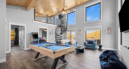 Gated Family Cabin w/ Game Room, Loft & Clubhouse Access