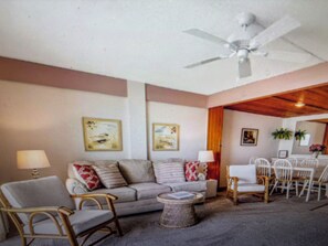 TV - BEACH FRONT  1-bedroom condo in Ocean City (Ocean City)