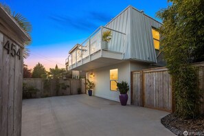 Exterior - 3 bed home next to Google! All new everything in an open space like no other! (Kirkland)