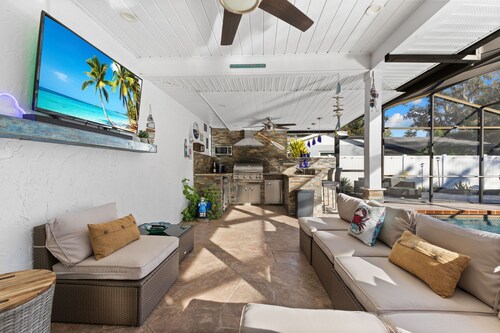 Golden Palms - Pool • Billiards • Firepit • BBQ