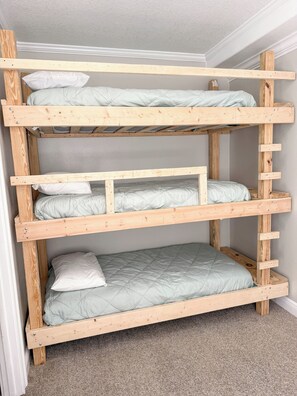 4 bedrooms, iron/ironing board, free WiFi, bed sheets