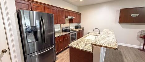 Refrigerador, microondas, horno y parrilla de estufa