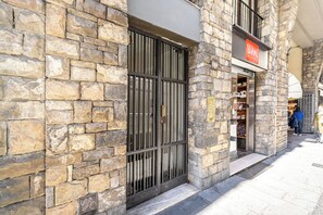 A stone building with a metal gate and a sign that reads "LEGA MIL". - Guesthost - Dimora Ponte Vecchio Lovely Apartment (Florence)