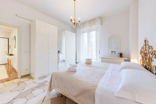 Guesthost - Il Salotto Blu - Appartamento Con Parcheggio