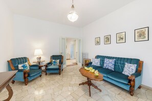 Living area - Guesthost - Il Salotto Blu - Appartamento Con Parcheggio (Florence)