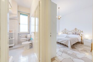 Free WiFi - Guesthost - Il Salotto Blu - Appartamento Con Parcheggio (Florence)