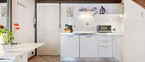 Fridge, microwave, stovetop, cookware/dishes/utensils