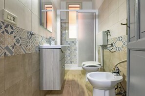 Apartment | Bathroom - Guesthost - Teatro Massimo Roomy Flat With Covered Terrace (Palermo)