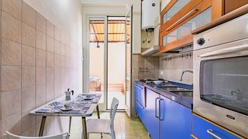 Apartment | Private kitchen | Full-sized fridge, oven, stovetop, cookware/dishes/utensils