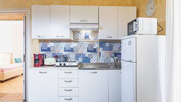 Apartamento | Cozinha privada | Geladeira grande, micro-ondas, cooktop