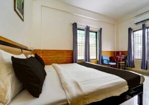 A hotel room with a bed, a desk, and a chair. - Hotel O Gummidipundi Railway Junction (Gummidipundi)