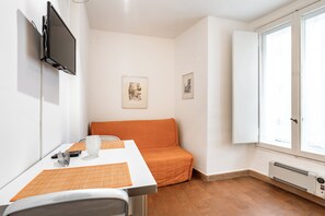 Apartment | Living area - Guesthost - Torre Dei Giudi Functional Apartment (Florence)