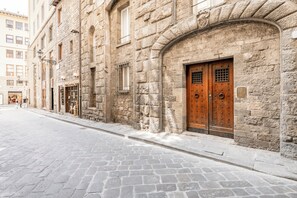 Front of property - Guesthost - Torre Dei Giudi Functional Apartment (Florence)