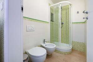 Apartment | Bathroom | Towels - Guesthost - La Cantina Dei Nonni - Riomaggiore Functional Flat (Riomaggiore)