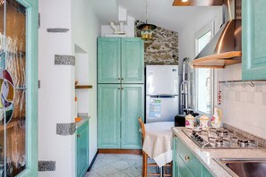 Apartment | Private kitchen - Guesthost - Riomaggiore Panoramic Apartment With Terrace! X6 (Riomaggiore)