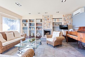 Apartment | Living area - Guesthost - Penelope Seaview Apartment (Catania)