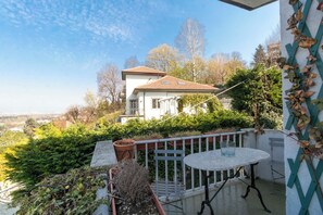 Apartment | Balcony - Guesthost - Charming Apt With Parking! (Turin)