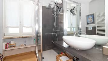 Apartamento | Banheiro | Secador de cabelo, bidê, toalhas de banho, papel higiênico